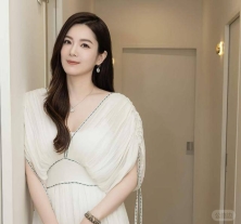 香港知名女星正式离婚，颜值高身边不缺追求者，享受单身生活
