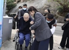 香港知名富豪轮椅代步，有洁癖保镖裹毛巾搀扶，曾与众多女星传绯闻