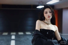 彭小苒穿抹胸衣和长靴从冬天辣回夏天！魔鬼身材性感火辣