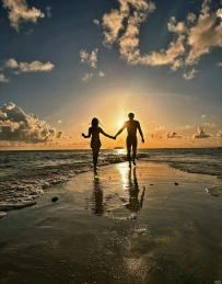 黄子韬徐艺洋被曝10月16日办婚礼？经纪人回应：具体日期还没确定