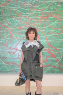 59岁刘嘉玲新烫了泡面头年轻25岁，一身工装穿搭，美得像换了个人