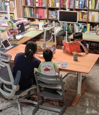 浙江二娃家庭的客厅装修火了：沙发靠边，放3张书桌，学玩两不误