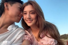 吴千语晒与施伯雄合照，小两口献吻耳语当众撒糖，婚后越来越甜蜜