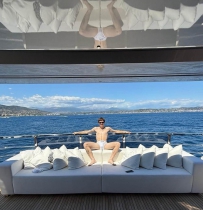 🌊贝克汉姆儿子克鲁兹冲浪穿三角裤，竟遭英国民众疯狂吐槽！