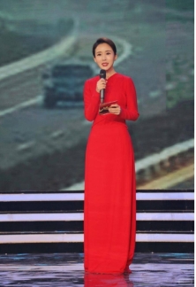 颜丹晨开衫内搭卫衣街拍凹造型，斜挎包超洋气，41 岁仍似少女