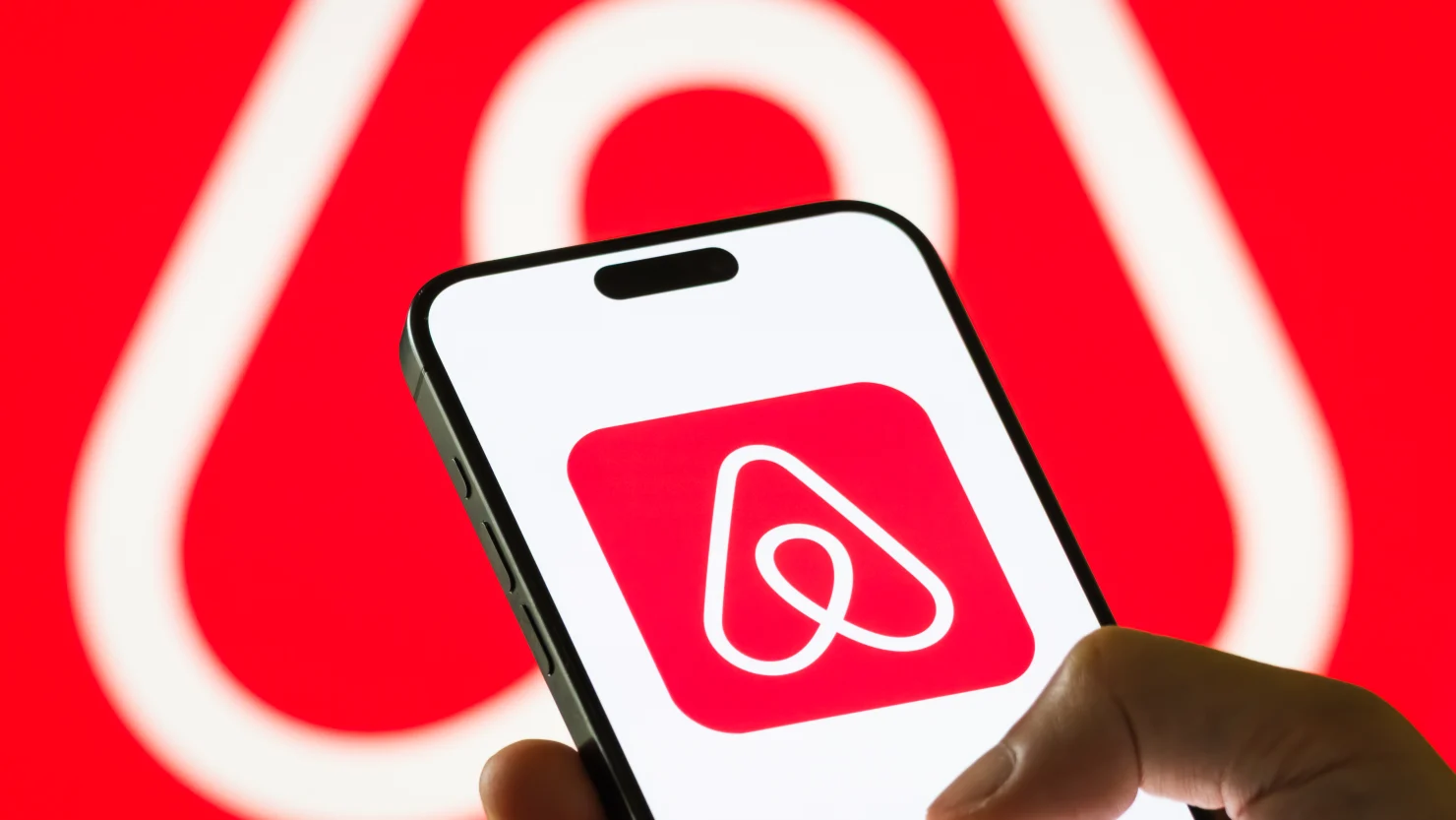 Airbnb shares rise on revenue beat, stronger-than-expected forecast-gonglubian