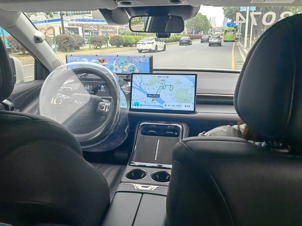 第七代Robotaxi行驶中