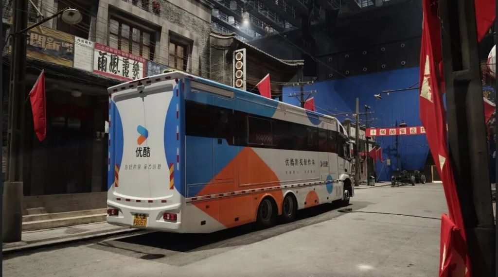 虎鲸文娱自主研发的“豹款影视制作车”在《抓特务》剧组